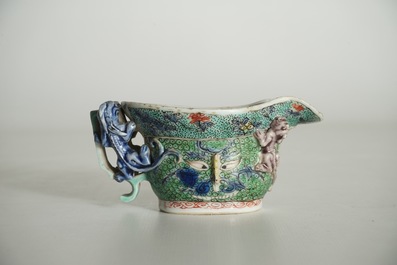 Une coupe libatoire en porcelaine de Chine famille verte, Kangxi