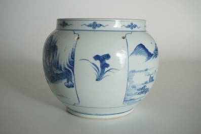 Un pot globulaire en porcelaine de Chine bleu et blanc, Kangxi