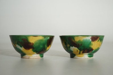 Une paire de bols en porcelaine de Chine de type &eacute;pinards et oeuf, anc. coll. Auguste le Fort, Kangxi