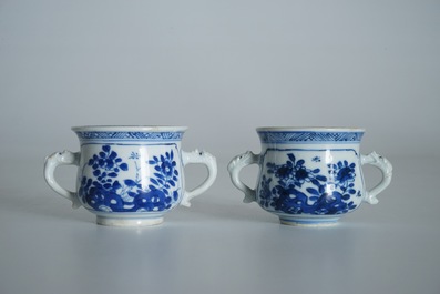 Twee Chinese blauwwitte wierookbranders met floraal decor, Kangxi