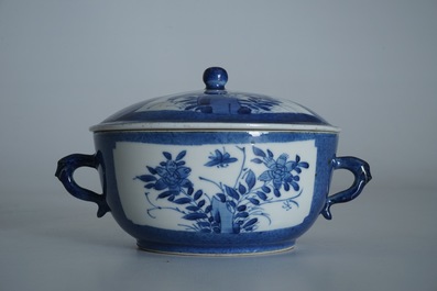 Een Chinese poederblauwe dekselkom met oren, Kangxi