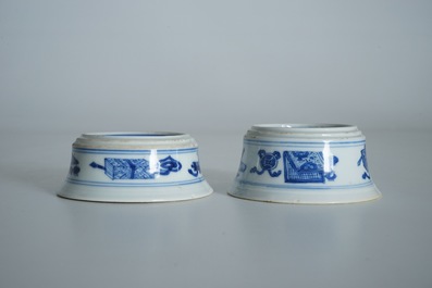 A pair of round Chinese blue and white salts, Kangxi