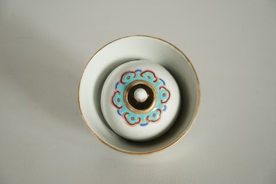 Une tasse surprise en porcelaine de Chine famille rose, marque et p&eacute;riode de Xianfeng
