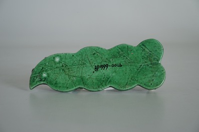 Een Chinees verte biscuit model van een draak op artemisiablad, Kangxi