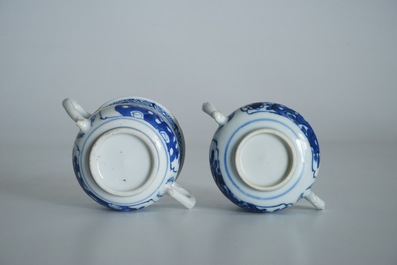 Twee Chinese blauwwitte wierookbranders met floraal decor, Kangxi
