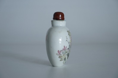 A Chinese qianjiang cai snuff bottle with calligraphy and flowers, 19/20th C.