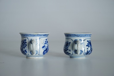 Twee Chinese blauwwitte wierookbranders met floraal decor, Kangxi