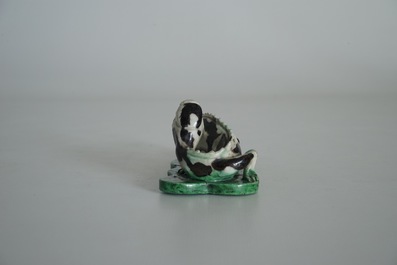 Een Chinees verte biscuit model van een draak op artemisiablad, Kangxi