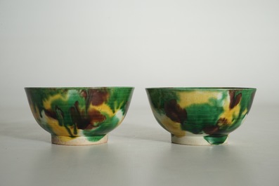 Une paire de bols en porcelaine de Chine de type &eacute;pinards et oeuf, anc. coll. Auguste le Fort, Kangxi