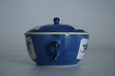 Een Chinese poederblauwe dekselkom met oren, Kangxi