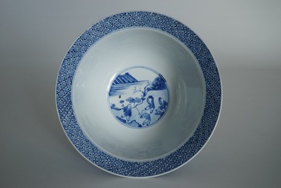 Een Chinese blauwwitte klapmutskom, Kangxi merk en periode