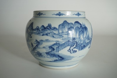 Un pot globulaire en porcelaine de Chine bleu et blanc, Kangxi
