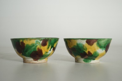 Une paire de bols en porcelaine de Chine de type &eacute;pinards et oeuf, anc. coll. Auguste le Fort, Kangxi