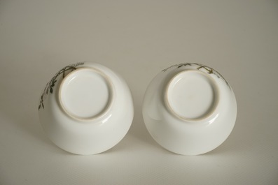 A pair of Chinese famille rose cups with floral design, 19/20th C.