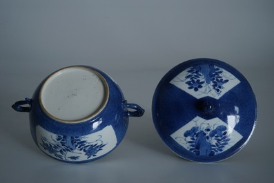 Een Chinese poederblauwe dekselkom met oren, Kangxi