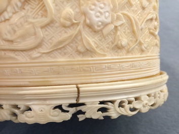 Een paar Chinese ivoren penselenbekers met figurendecor, 19e eeuw