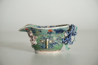 Une coupe libatoire en porcelaine de Chine famille verte, Kangxi
