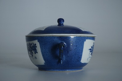 Een Chinese poederblauwe dekselkom met oren, Kangxi
