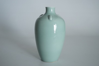 Een Chinese monochrome celadon vaas, Qianlong merk, 19/20e eeuw