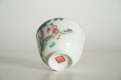 Une tasse surprise en porcelaine de Chine famille rose, marque et p&eacute;riode de Xianfeng