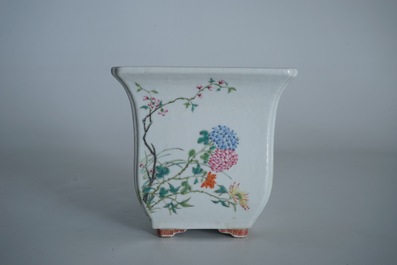 Een Chinese famille rose jardini&egrave;re met figurendecor, Guangxu merk en wellicht periode