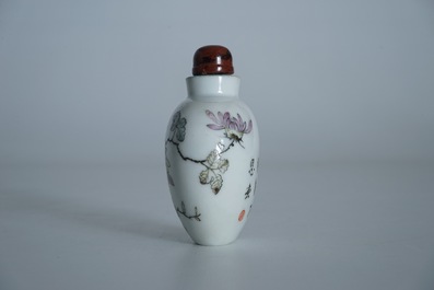 A Chinese qianjiang cai snuff bottle with calligraphy and flowers, 19/20th C.