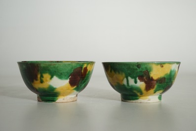 Une paire de bols en porcelaine de Chine de type &eacute;pinards et oeuf, anc. coll. Auguste le Fort, Kangxi