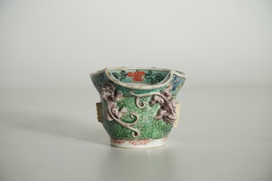 Une coupe libatoire en porcelaine de Chine famille verte, Kangxi