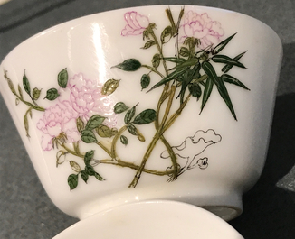 A pair of Chinese famille rose cups with floral design, 19/20th C.