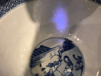 Een Chinese blauwwitte klapmutskom, Kangxi merk en periode