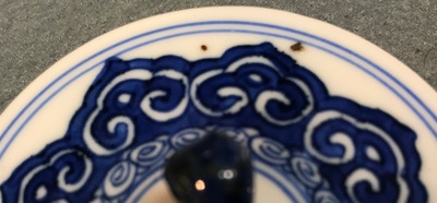 Une th&eacute;i&egrave;re couverte en porcelaine de Chine bleu et blanc, Kangxi