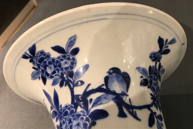 Un vase de forme yenyen en porcelaine de Chine bleu et blanc, Kangxi