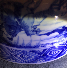 Een Chinese blauwwitte klapmutskom, Kangxi merk en periode