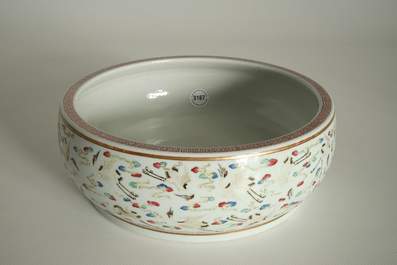 A Chinese famille rose basin with cranes, Guangxu mark, 20th C.