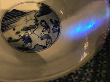 Een Chinese blauwwitte klapmutskom, Kangxi merk en periode