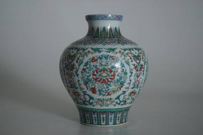 Un vase en porcelaine de Chine doucai, marque de Qianlong, 20&egrave;me