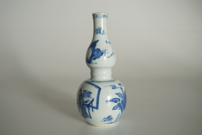 Un vase de forme double gourde en porcelaine de Chine bleu et blanc, Kangxi