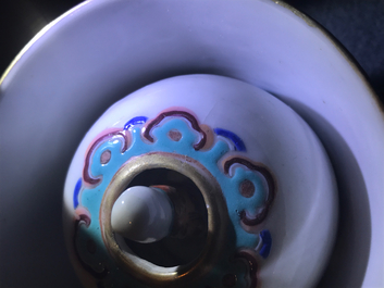 Une tasse surprise en porcelaine de Chine famille rose, marque et p&eacute;riode de Xianfeng