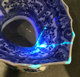 Un crachoir en forme de coeur en porcelaine de Chine bleu et blanc, Kangxi