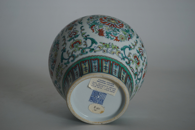 Un vase en porcelaine de Chine doucai, marque de Qianlong, 20&egrave;me