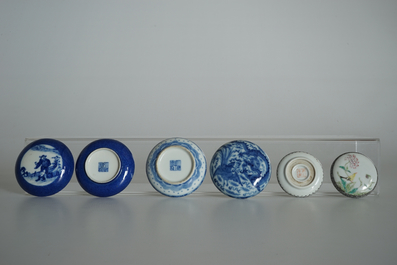 Drie ronde Chinese blauwwitte en famille rose dekseldoosjes, 19/20e eeuw