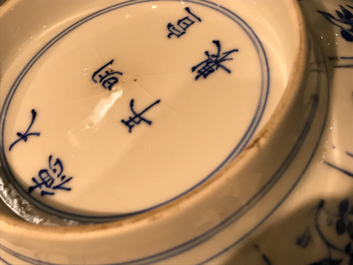 Een Chinese blauwwitte klapmutskom, Kangxi merk en periode