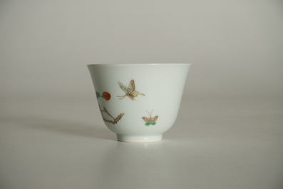 A Chinese famille verte cup with goji branches, Kangxi mark, 19/20th C.