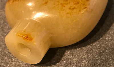 A Chinese brown jade snuff bottle, 19th C.