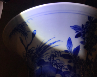 Un vase de forme yenyen en porcelaine de Chine bleu et blanc, Kangxi