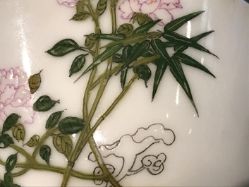 A pair of Chinese famille rose cups with floral design, 19/20th C.