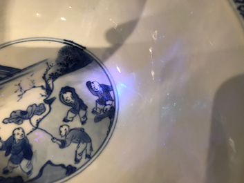 Een Chinese blauwwitte klapmutskom, Kangxi merk en periode