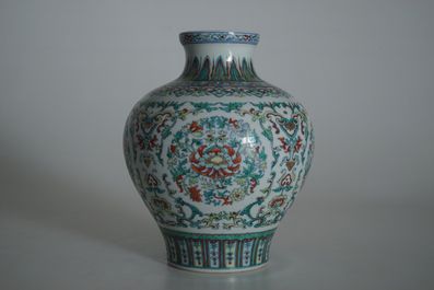 Un vase en porcelaine de Chine doucai, marque de Qianlong, 20&egrave;me