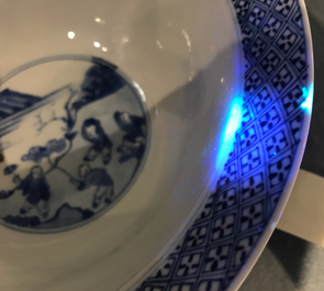 Een Chinese blauwwitte klapmutskom, Kangxi merk en periode