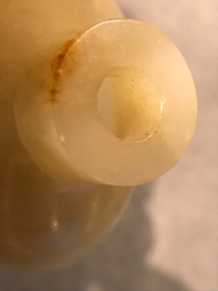 A Chinese brown jade snuff bottle, 19th C.